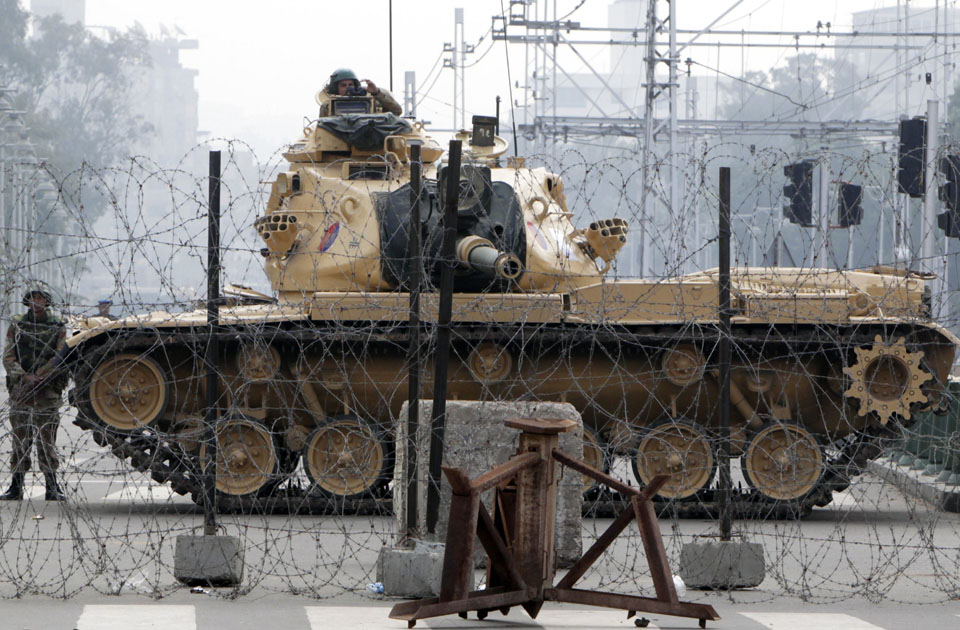 Egitto: carri armati davanti al palazzo presidenziale