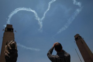 Foto diffusa da AlJazeera English: aerei militari egiziani formano un cuore nel cielo