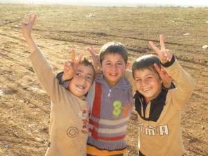bambini siriani al campo rifugiati di Atmeh, Siria. foto di Sarab al-Jijakli