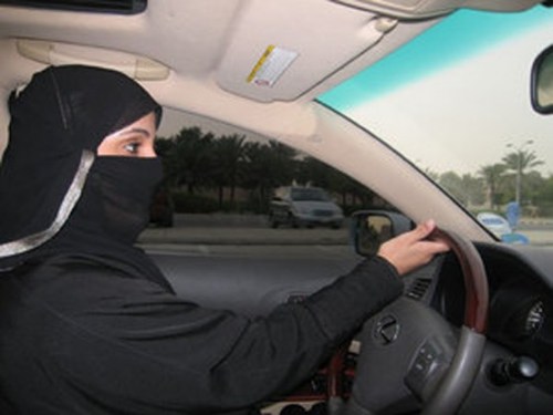 donne-saudite-al-volante