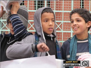 i bambini di Yarmouk protestano per il cibo che non arriva (fonte: 'Adasa al-Mukhayyam)