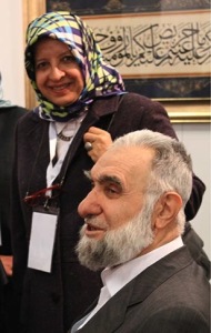 Hilal Kazan accanto al maestro Hasan Çelebi