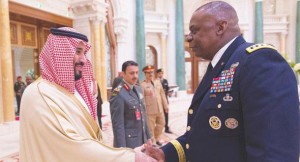 Il principe Mihammad bin Salman insieme al generale statunitense Lloyd Austin