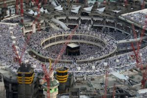 crolla gru su grande moschea arabia saudita