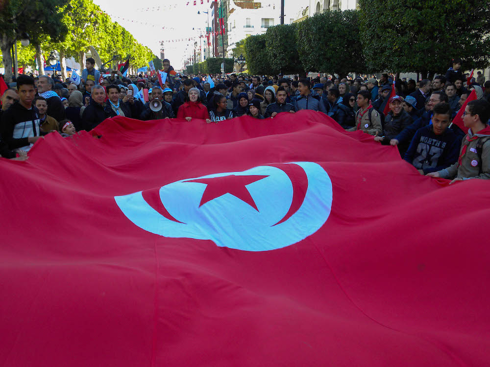 Cittadini sventolano una bandiera della Tunisia_Avenue Bourgouiba3_Tunis