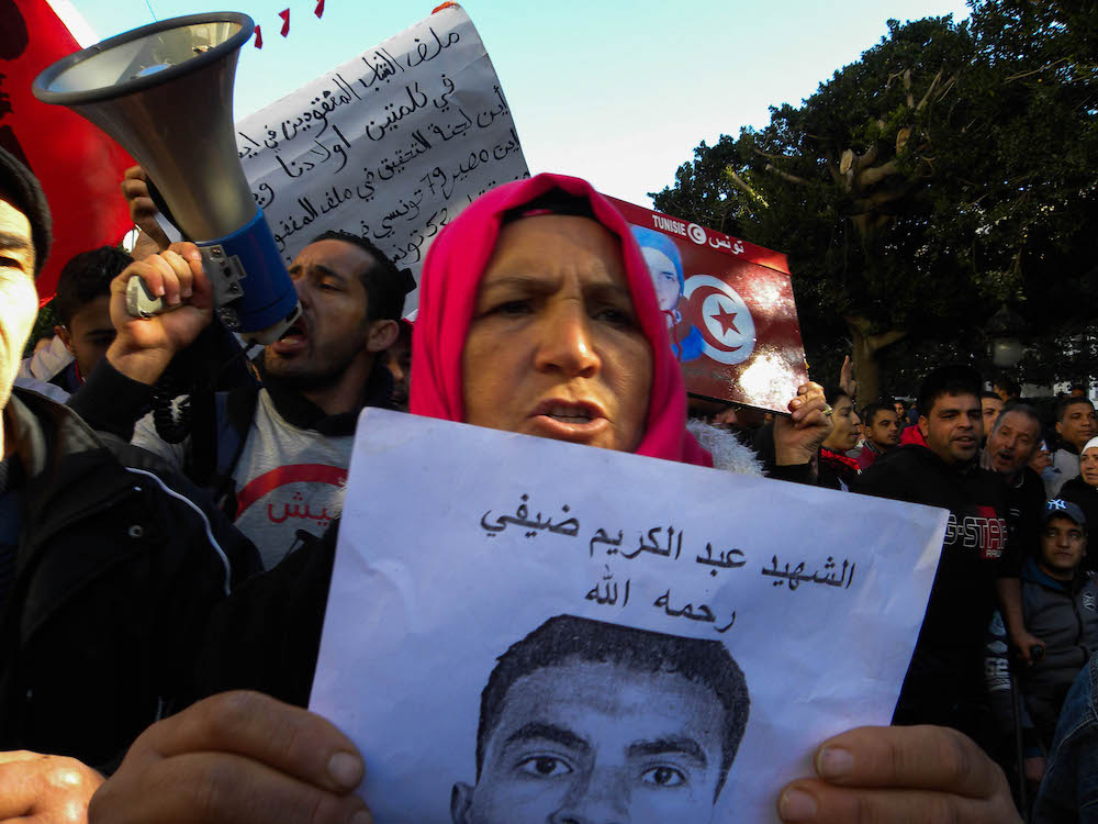 Madre di un martire della Rivoluzione mostra la foto e il nome del figlio_Avenue Bourgouiba6_Tunis_14012018  ©Alice Passamonti