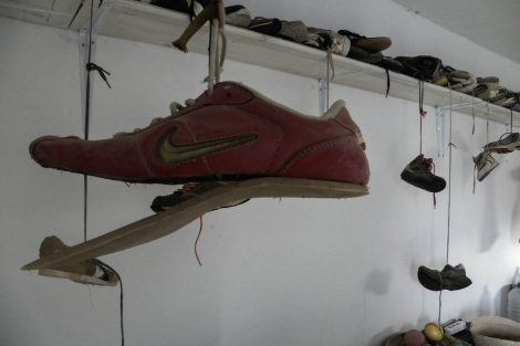 Le scarpe dei migranti morti in mare appese all'interno del museo della memoria_Zarzis
