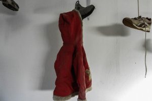 ARTICOLO ZARZIS 22_COPERTINA_Il museo della memoria, il cappottino rosso di una bambina_Zarzis