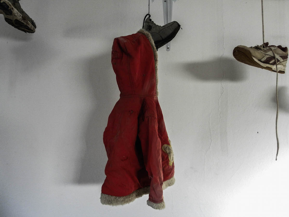 ARTICOLO ZARZIS 22_COPERTINA_Il museo della memoria, il cappottino rosso di una bambina_Zarzis